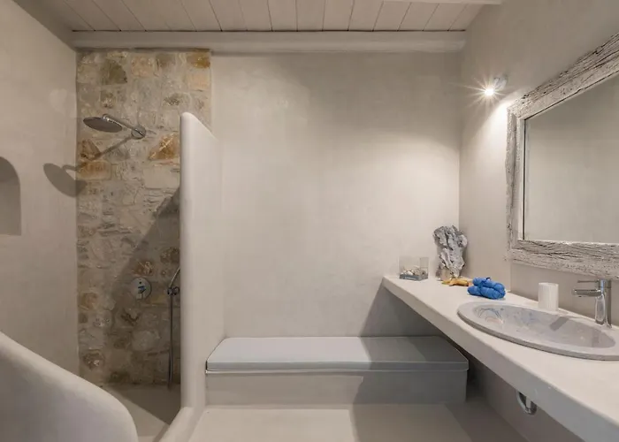 Mesmerizing 5bed With Pool In Kanalia